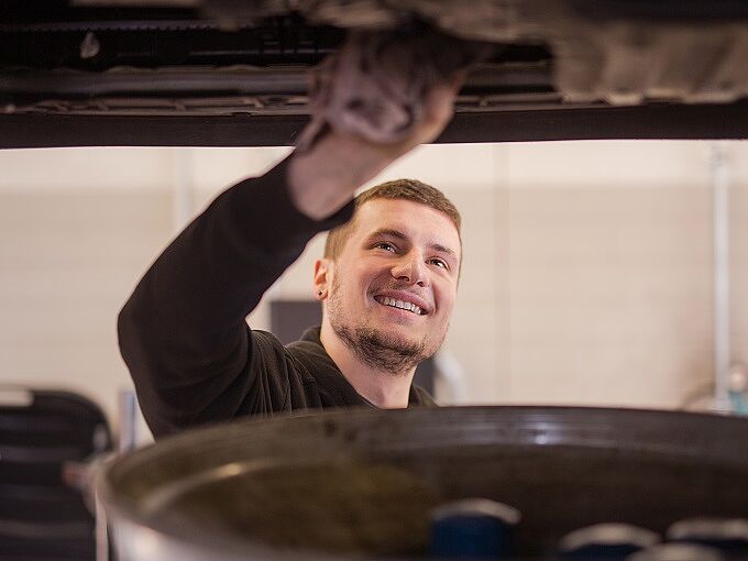 Ausbildung -  Automobilkaufmann | KFZ-Mechatroniker (m/w/d) Arbeitsplatz KFZ Mechaniker in Solingen